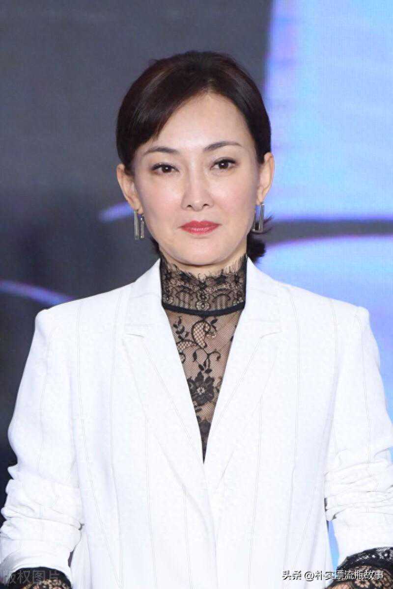 牛莉：从春晚舞台到整容后的光环消失，她是否感到遗憾？