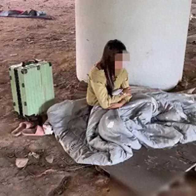 广东女子找不到工作睡桥洞，男子想带她回家，做我老婆，我养你。